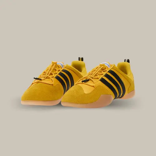 La Adidas Ballerina Bad Bunny Bold Gold électrise la scène sneakers avec un mix explosif entre vibes urbaines et esprit performance, porté par l’audace inimitable de Benito. Revisite moderne d’un modèle indoor vintage, cette silhouette basse dynamite les codes avec son coloris jaune “Bold Gold” ultra-solaire contrasté par les trois bandes noires signature d’Adidas. L’empeigne mixe mesh technique, daim premium et néoprène, tandis que le système de laçage rapide et la semelle gum translucide boostent le style