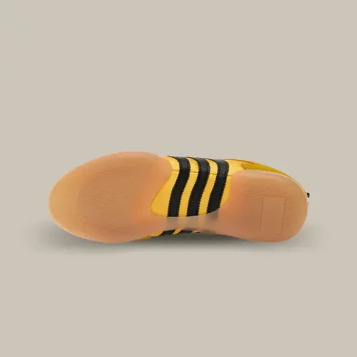 La semelle de la Adidas Ballerina Bad Bunny Bold Gold avec sa semelle en gomme et les trois bandes noires qui traversent la semelle par le milieu.