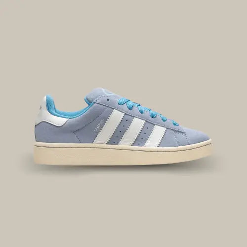 La adidas campus 00s ambient sky de profil avec sa couleur bleu ciel et ses trois épaisses bandes blanches adidas.