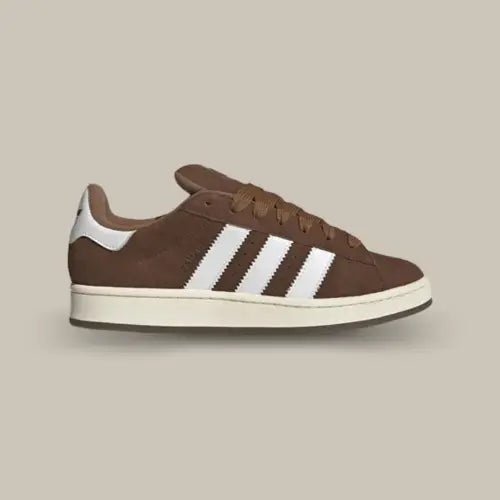La Adidas Campus 00s Bark possède une base en suède marron accompagnée des trois célèbres bandes blanches accordées au heel tab. Ce modèle est composé d'un semelle jaunie qui donne un aspect vintage.