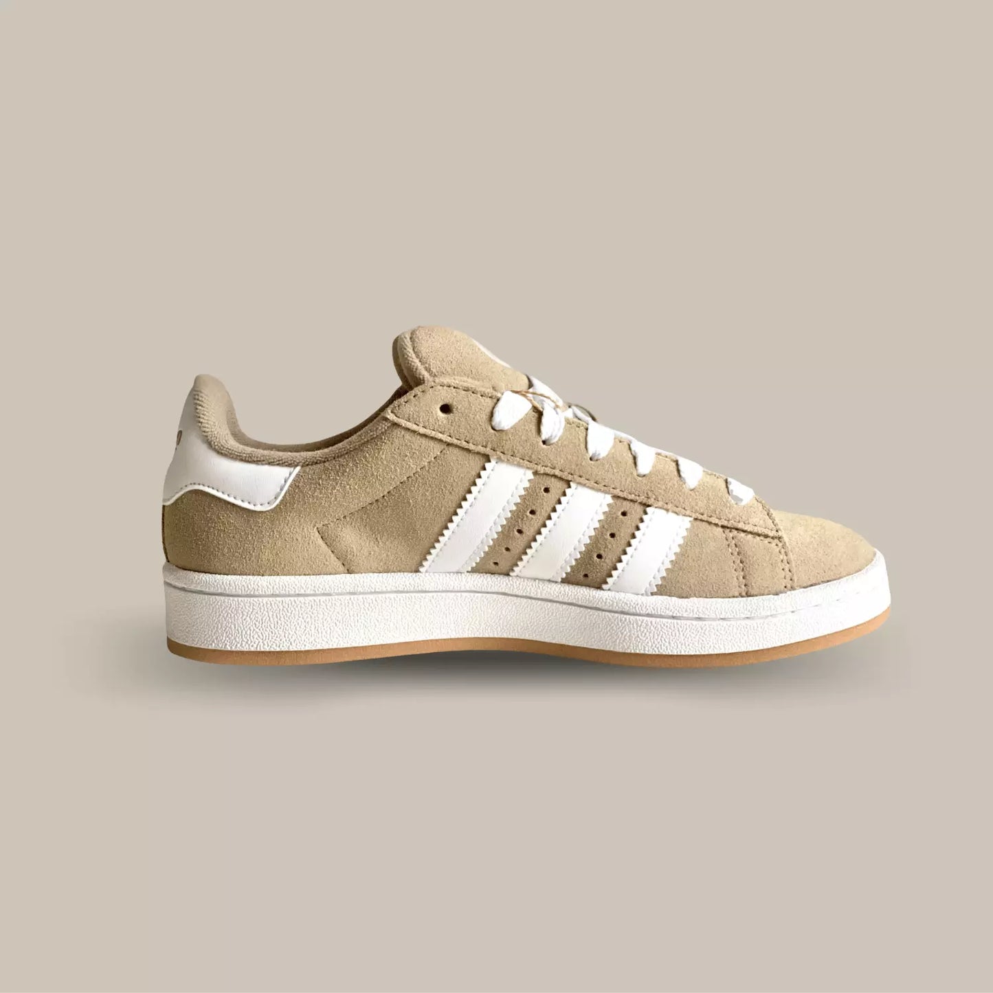 La adidas campus 00s beige cloud de profil avec sa couleur beige, ses trois épaisses bandes blanches et sa semelle en gomme