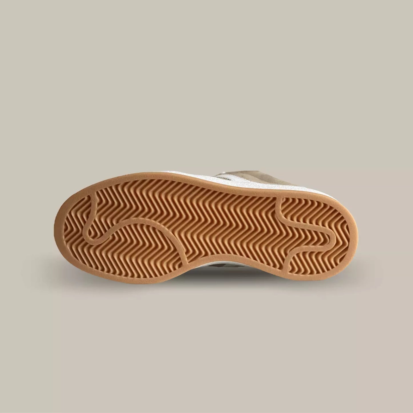 La semelle de la adidas campus beige cloud gum en gomme de couleur marron.