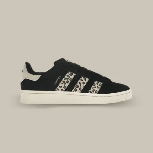 La Adidas Campus 00s Black Leopard possède une base en daim noir avec les trois célèbres bandes en imprimé léopard. Le heel tab blanc est en accord avec le branding et la semelle qui donne un contraste à la paire.