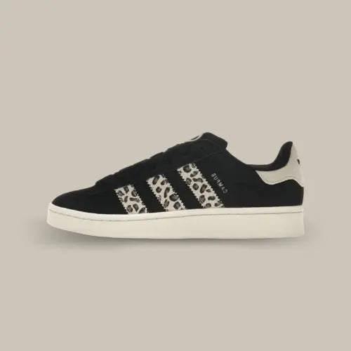 La Adidas Campus 00s Black Leopard possède une base en daim noir avec les trois célèbres bandes en imprimé léopard. Le heel tab blanc est en accord avec le branding et la semelle qui donne un contraste à la paire.