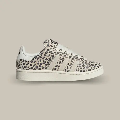 La Adidas Campus 00s Leopard vue de côté avec son imprimé léopard et ses trois bandes blanches assortis au heel tab et à la semelle.