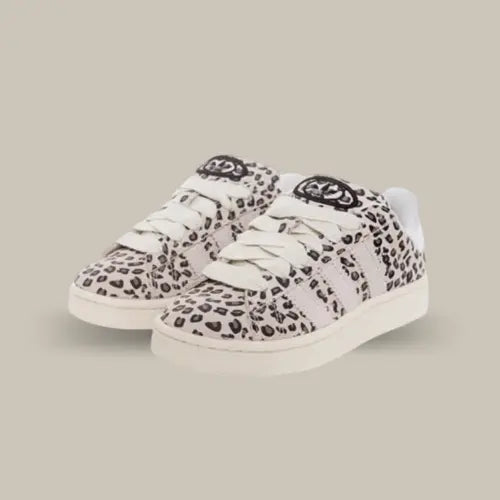 La Adidas Campus 00s Leopard possède une base en daim imprimé léopard avec les trois bandes blanches accordées au heel tab. Les brandings de couleur noir et l'épaisse semelle blanche viennent contrasté avec le look léopard de cette paire de basket hyper tendance !