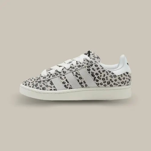 La Adidas Campus 00s Leopard vue de côté avec son imprimé léopard et ses trois bandes blanches assortis au heel tab et à la semelle.