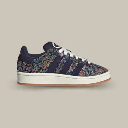 La Adidas Campus 00s Liberty London Floral Embroidery vue de côté avec sa base rempli de fleurs tissés et ses trois bande bleu accordées au heel tab.