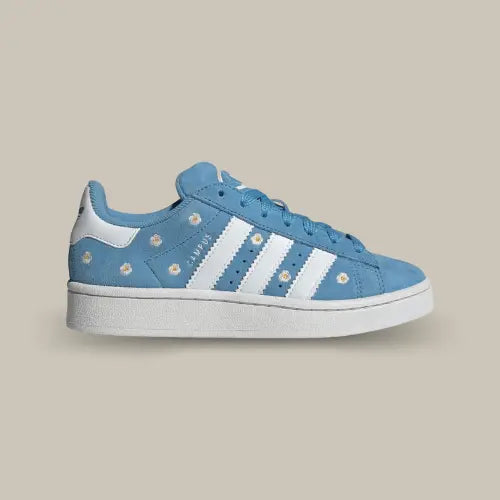 La Adidas Campus 00s Light Blue Floral vue de côté avec sa base en daim bleu, ses trois bandes blanches accordées au heel tab et ses petites fleurs parsemées sur toute la chaussure.