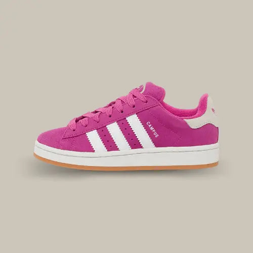 La Adidas Campus 00s Lucid Fuchsia possède une tige en daim avec les trois bandes blanches accordées au heel tab. On retrouve la célèbre semelle en caoutchouc venant directement des skate parc. 