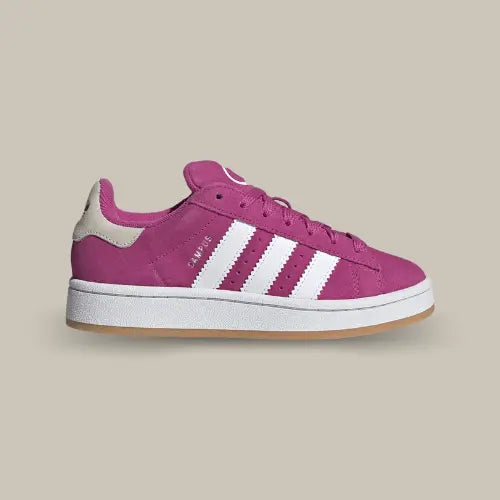 La Adidas Campus 00s Lucid Fuchsia possède une tige en daim avec les trois bandes blanches accordées au heel tab. On retrouve la célèbre semelle en caoutchouc venant directement des skate parc. 