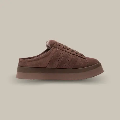 Adidas Campus 00s Winter Low Earth Strata - Vue côté, design mule marron moderne et élégant, incontournable Adidas Campus. Disponible sur Offsneakz.