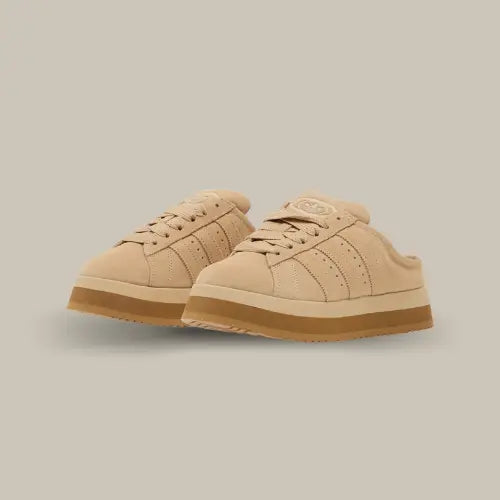 Adidas Campus 00s Winter Low Magic Beige en vue 3/4 avant, silhouette hybride entre sneaker et mule, coloris beige tendance – Offsneakz