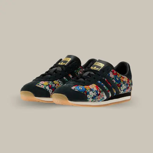L’iconique Adidas Country OG fait peau neuve avec cette édition exclusive Liberty London avec la Adidas Country OG Liberty London Floral Embroidery. Son design rétro se pare d’une tige en toile brodée aux motifs floraux colorés, apportant une touche artistique et audacieuse à ce classique running de chez Adidas. Les empiècements en suède noir, les 3 bandes ton sur ton et la semelle en gomme complètent un look à la fois vintage et ultra tendance. Une paire unique, confortable et stylée.