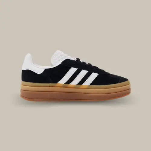 La adidas Gazelle Bold Black White Gum de coté avec son coloris noir et les bandes blanches assorties au heel tab, à la languette et à l'inscription "gazelle".