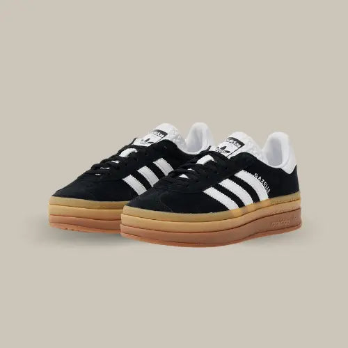 La Adidas Gazelle Bold "Black White Gum" est une sneaker élégante en suède pour femmes qui marie harmonieusement le noir intense et le contraste épuré du blanc, le tout posé sur une semelle en gomme classique compensée.