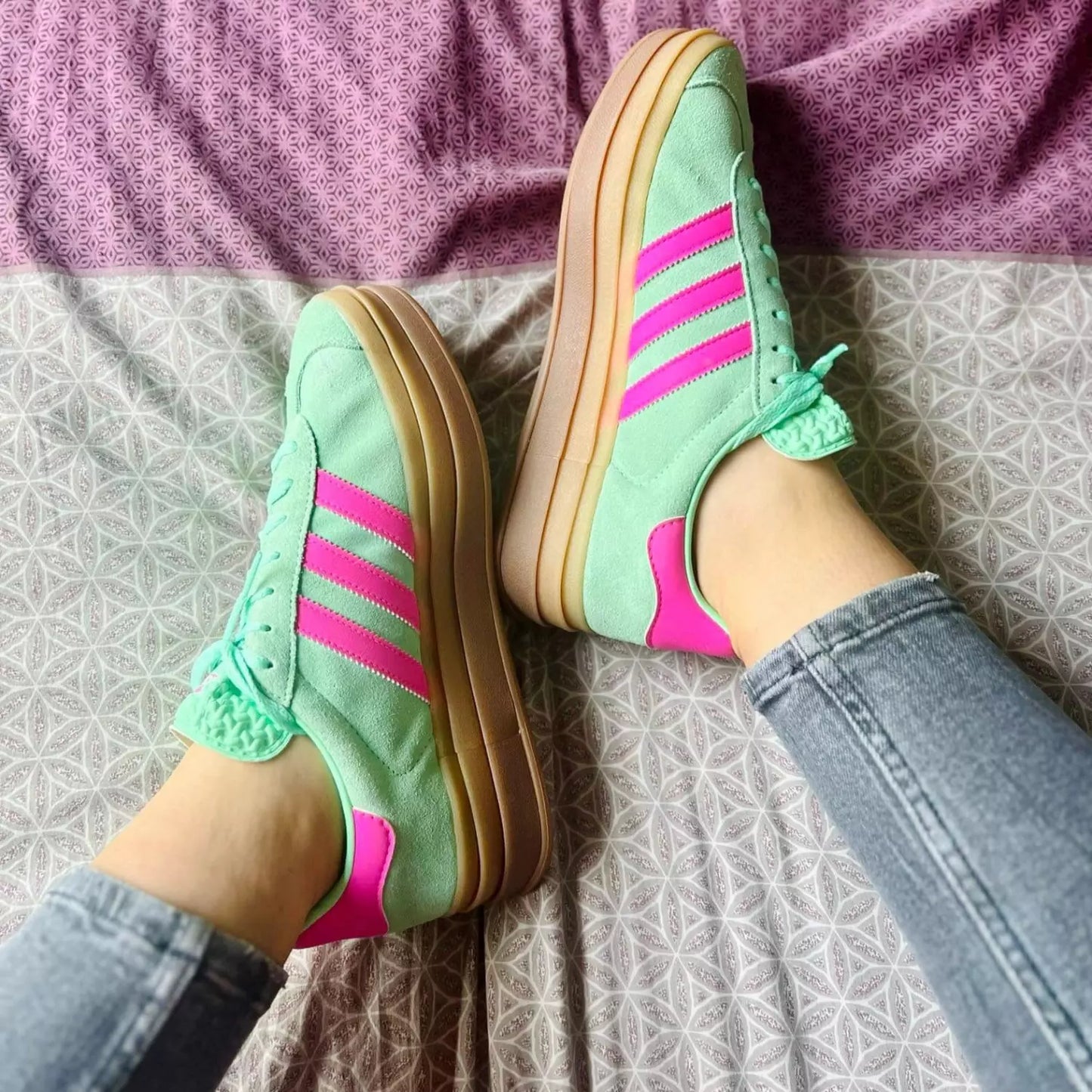 Adidas Gazelle Bold Pulse Mint Pink porté avec un jean gris clair