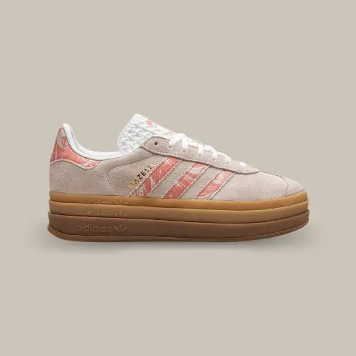 La Adidas Gazelle Bold Putty Mauve de coté avec son suède gris, ses trois bande de couleur rose avec des motifs blancs et sa semelle compensée en gomme de caoutchouc.