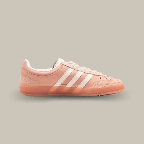 Adidas Gazelle Indoor Bad Bunny Cabo Rojo vue intérieure, sneaker rose saumon avec bandes blanches et semelle gum translucide, modèle disponible chez Offsneakz.
