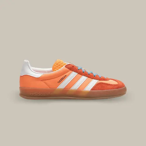 La Adidas Gazelle Indoor Beam Orange vue de côté avec son coloris saumon, son mudguard orange sanguine et les trois bandes blanches accordées au heel tab.