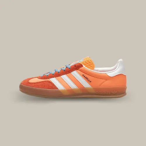 La Adidas Gazelle Indoor Beam Orange vue de côté avec son coloris saumon, son mudguard orange sanguine et les trois bandes blanches accordées au heel tab.
