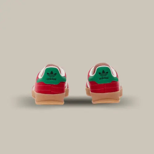 L'arrière de la Adidas Gazelle Indoor Better Scarlet "Olympic" avec sa base en suède rouge à rayures blanches et son heel tab vert.