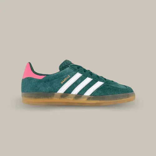 La Adidas Gazelle Indoor Collegiate Green Lucid Pink de coté avec sa base en suède vert sapin, ses trois bandes en cuir blanc, son talon rose et sa semelle en gomme transparente.
