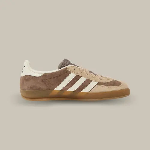 Adidas Gazelle Indoor Earth Strata Magic Beige vue de profil avec empeigne en daim marron et beige. Disponible sur Offsneakz.