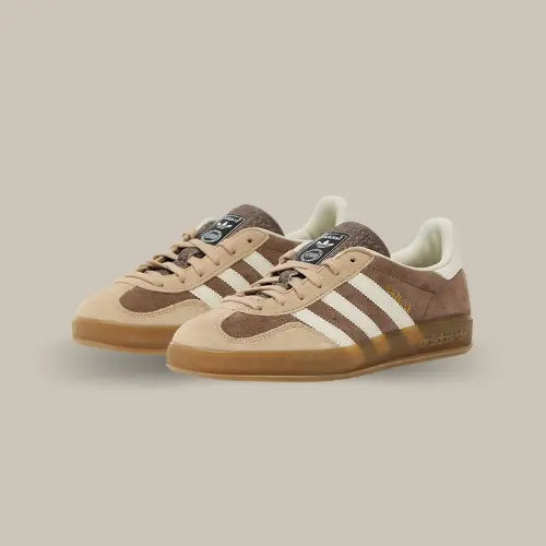 Adidas Gazelle Indoor Earth Strata Magic Beige en vue avant, sneakers tendance en daim premium. Disponible sur Offsneakz.