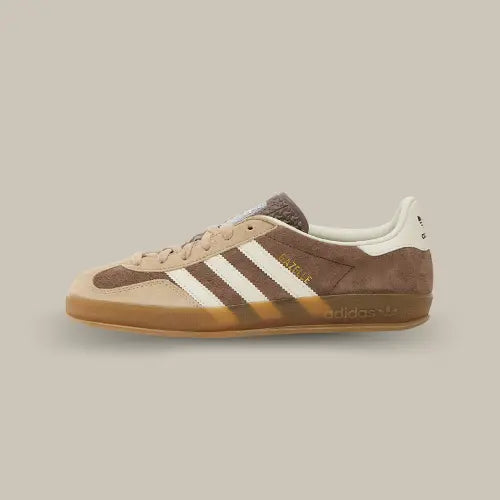Adidas Gazelle Indoor Earth Strata Magic Beige vue de profil avec empeigne en daim marron et beige. Disponible sur Offsneakz.