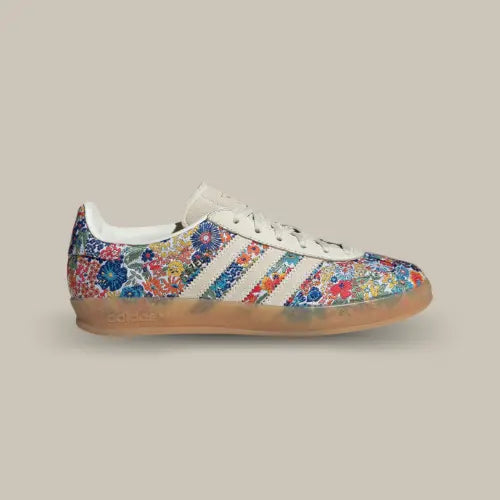 La Adidas Gazelle Indoor Liberty London Floral Embroidery est bien plus qu'une simple sneaker : c’est une véritable œuvre d'art à porter aux pieds ! Issue de la collaboration entre Adidas et la maison britannique Liberty London, cette édition spéciale revisite l'iconique Gazelle avec un design floral éclatant qui respire l'élégance et la créativité. L'empeigne en cuir blanc est sublimée par des broderies multicolores inspirées des motifs emblématiques de Liberty.