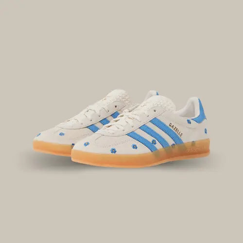 La Adidas Gazelle Indoor Light Blue Floral possède une base en daim beige arborant des petites fleurs bleues tout le long de la tige assorties aux trois bandes et au heel tab. La semelle en gomme translucide vient parfaire ce magnifique modèle aux allures printanières. 