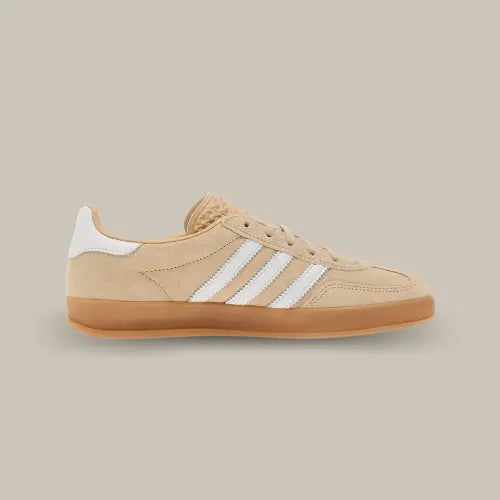 La Adidas Gazelle Indoor Magic Beige vue de côté avec sa base en sude beige et ses trois bandes blanches accordées au heel tab.