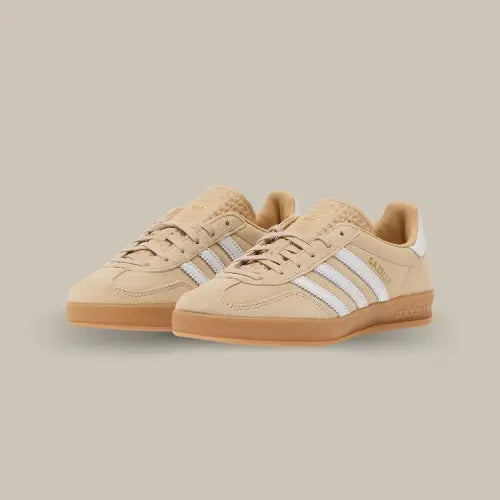 Icône intemporelle du style casual, la Adidas Gazelle Indoor Magic Beige revient dans une version subtile et élégante. Son upper en daim beige texturé se marie parfaitement avec les 3 bandes blanches contrastantes et une semelle gomme translucide au look rétro assumé. Conçue pour les amateurs de silhouettes classiques et efficaces, cette déclinaison de la Gazelle s’adapte à tous les styles : du streetwear au minimalisme chic.