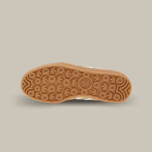 La semelle en gomme de caoutchouc de couleur marronde la Adidas Gazelle Indoor Magic Beige.
