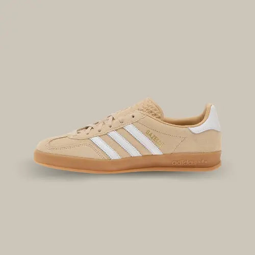 La Adidas Gazelle Indoor Magic Beige vue de côté avec sa base en sude beige et ses trois bandes blanches accordées au heel tab.