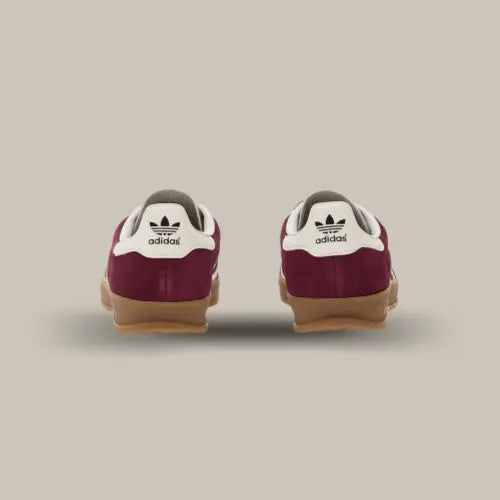 L'arrière de la Adidas Gazelle Indoor Maroon Preloved Crimson avec sa base bordeaux et son heel tab blanc. On retrouve le logo adidas en bordeaux sur le heel tab.