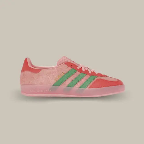 La Adidas Gazelle Indoor Semi Pink Spark Preloved Scarlet vue de côté avec son coloris rose et rouge et ses trois bandes vertes.