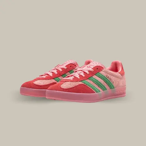 La Adidas Gazelle Indoor Semi Pink Spark Preloved Scarlet possède une base en daim texturé rose et rouge avec les trois bandes emblématiques verte apportant un contraste saisissant. On retrouve la semelle en gomme translucide de couleur rose pour conclure le design de cette magnifique paire de basket ultra tendance.
