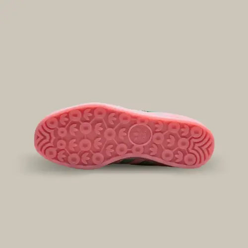 La semelle de la Adidas Gazelle Indoor Semi Pink Spark Preloved Scarlet de couleur rose.