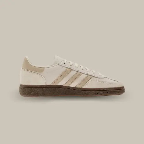 La Adidas Handball Spezial Aluminum Wonder Beige vue de côté avec sa base beige et ses trois bandes de couleur gris foncé accordées au heel tab.