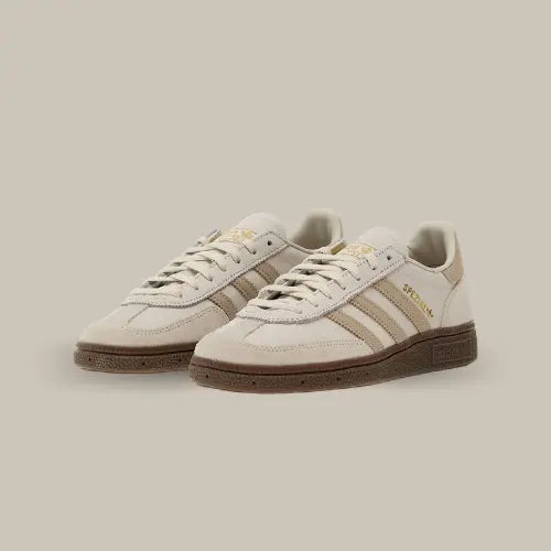 L’Adidas Handball Spezial Aluminum Wonder Beige est une masterclass de sobriété urbaine et de style rétro. Ce modèle culte de la gamme Adidas Spezial combine l’élégance des tons neutres à l’ADN vintage du handball pour un look à la fois sophistiqué et terriblement street. Sa tige en suède premium, ses trois bandes discrètes et sa semelle gum iconique lui offrent une vibe minimaliste ultra-tendance en 2024.