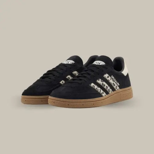La Adidas Handball Spezial Black Leopard possède une base en suède noir avec les trois célèbres bandes en léopard. Le heel tab de couleur blanc est assortie au branding et au logo "Spezial". La semelle en gomme de caoutchouc vient conclure cette magnifique paire de basket très tendance pour l'été !