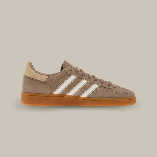 La Adidas Handball Spezial Chalky Brown White Magic Beige vue de côté avec sa base en daim marron, ses trois bandes blanches et son heel tab beige.