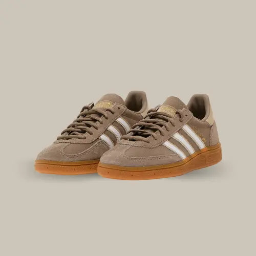 Laissez-vous séduire par le style vintage affirmé de la Adidas Handball Spezial Chalky Brown White Magic Beige, une sneaker qui fusionne authenticité et tendance avec brio. Sa tige en suède brun craie doux est sublimée par les trois bandes blanches emblématiques et des touches beige magique pour un contraste élégant, le tout reposant sur une semelle extérieure en gomme signature qui renforce son allure rétro. Confortable, polyvalente et intemporelle, cette paire s’intègre facilement à tous les looks.