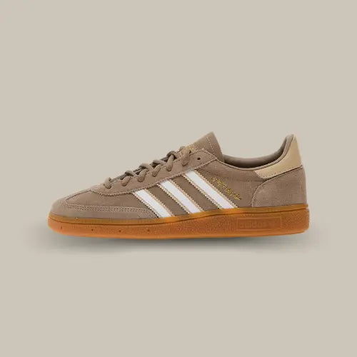 La Adidas Handball Spezial Chalky Brown White Magic Beige vue de côté avec sa base en daim marron, ses trois bandes blanches et son heel tab beige.