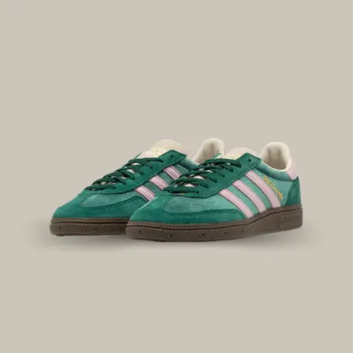Redécouvrez l’héritage Adidas avec la Handball Spezial Green Pink Velvet, une sneaker qui conjugue style vintage et modernité audacieuse. Avec son upper en suède vert sapin associé à des bandes rose pastel, cette version réinvente l’esprit des terrains de handball des années 70 en une silhouette urbaine ultra stylée.
Pensée pour les amoureux de sneakers rétro et les passionnés de couleurs originales, cette paire s’impose par sa tige en suède premium, sa semelle extérieure gomme foncée et ses détails dorés