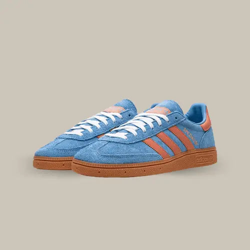 La Adidas Handball Spezial Light Blue Wonder Clay possède une base en nubuck bleu accompagnée des trois bandes en cuir orangé accordées au heel tab et aux brandings. La célèbre semelle en gomme, signe distinctif de la paire, conclut ce modèle.