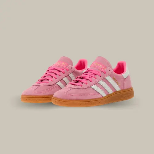 Plongez dans une vibe rétro audacieusement moderne avec la Adidas Handball Spezial Lucid Pink White, une sneaker qui ose le rose éclatant sans compromettre son héritage classique. Conçue à l’origine pour les terrains indoor dans les années 70, cette silhouette emblématique revient sur le devant de la scène avec une tige en suède rose vif, des 3 bandes blanches contrastantes et une semelle gomme caramel ultra stylée. Entre allure vintage et fraîcheur contemporaine, elle se positionne comme un must-have.