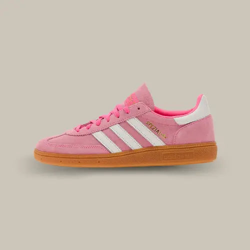 La Adidas Handball Spezial Lucid Pink White vue de côté avec sa base de couleur rose, ses trois bandes blanches accordées au heel tab et sa semelle en gomme de caoutchouc marron.